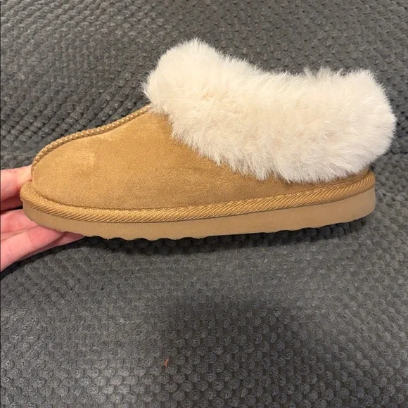 Girls Cat & Jack Fur-Lined Slippers - Picture 5 of 16